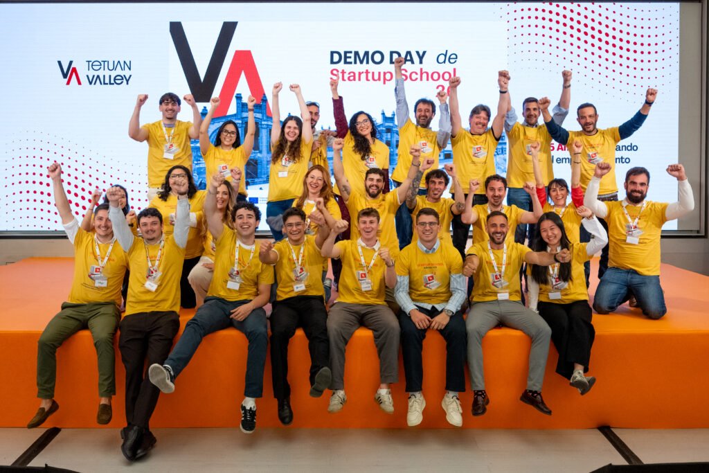 Startup School 26 program from tetuan valley and incibe in madrid spain seocopylab is participating with its founder Mónica Chacín, and a lot of participants in the photo with their yellow t-shirts